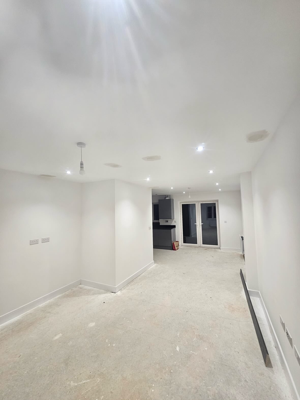 Open-plan room lighting & sockets